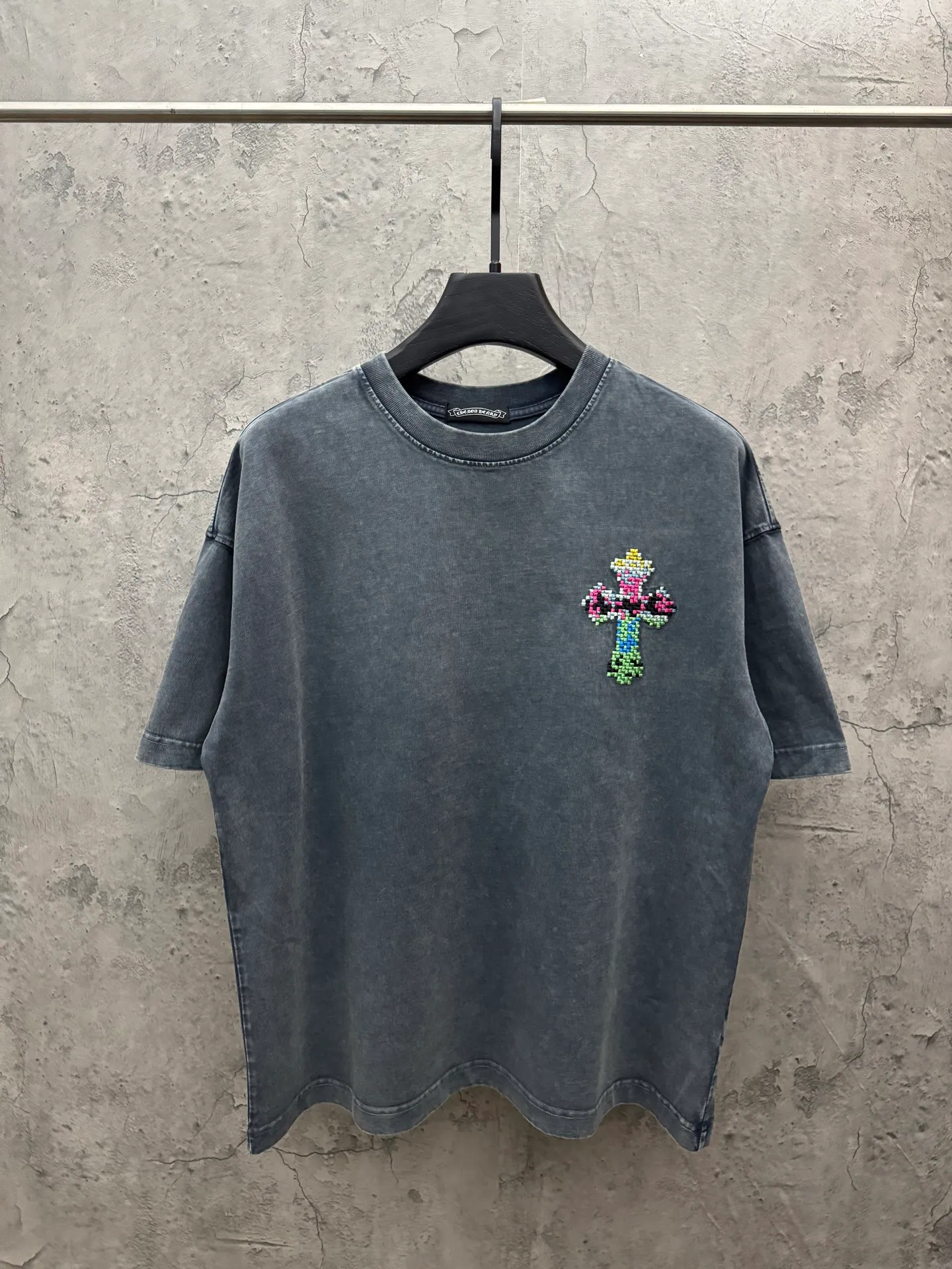 P220 top version, real shot without P, ​​different from market currency) 𝗖𝗵𝗿𝗼𝗺𝗲 𝗛𝗲𝗮𝗿𝘁𝘀/Chloe Heart 2026 Spring New Original Single Counter American Washed Patch Embroidered Couple Short Sleeves 👑The highest version! Customized fabric 320 grams, washed and fried. Best-selling model at the counter. Very comfortable to wear. Accessories: Original molded and authenticated collar label➕100% silk wash label. Genuine purchase-grade original hangtag➕matching hanging rope➕3D hanging beads➕original packaging bag. Craftsmanship: The original version has consistent wiring! The highest version of the armhole matching technique! Color: Black Gray Size: S M L XL Style No.: 6604